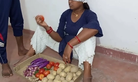 सब्जी बेचने आई जवान लड़की को पेशाब का लालच देकर छोड़ा%2सी सफ हिंदी आवाज मी - टॉपXXXPorn