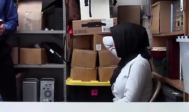 Un hoț de adolescenți musulmani cu țâțe uriașe futut fără sfârșit de un polițist din mall