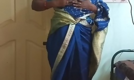 des indiano cornea barare tamil telugu kannada malayalam hindi moglie vanitha indossando il colore blu saree mostrando grandi tette e figa rasata premere hard tette premere strofinare figa masturbazione