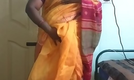 desi indian napalone tamilski telugu kannada malajalam hindi zdradzająca żona vanitha ubrana w pomarańczowy kolor sari pokazująca duże cycki i ogoloną cipkę naciśnij twarde cycki naciśnij nip tarcie cipki