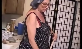 Grand-mère aux cheveux gris est sérieusement putain vieux