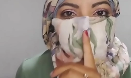 Arab Hijab Wife Masturabtes Silently To Extreme Orgasm In Niqab REAL SQUIRT Mientras Esposo Lejos
