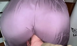 Stepson lifted his step mom skirt and saw a big ass for anal sex
