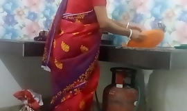Desi Bengaals desi Village Indiaas Bhabi Keuken Sex In Rood Saree ( Officieel Video By Localsex31)