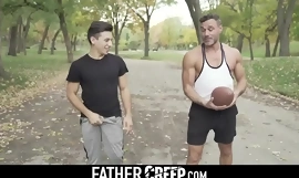 Grote lul creep muscle cur‚ ontlaadt naast tiener jongen's tender asshole-fathercreep com