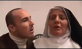 Den italienska nunnan slampa avsuger - il pompino della suora italiana milf