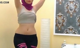 Άραβα κορίτσι κουνάει γάιδαρο στη κάμερα -εγγραφή για γυμνή κάμερα πορνό και συνομιλία μαζί της