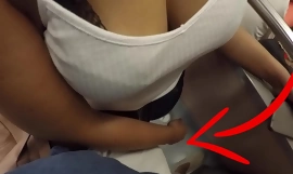 Neznámá blondýnka milfka s velkými prsami začal dotýkat se mého péka v metru tam' volaný oblečený sex