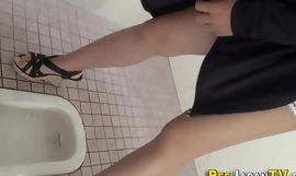 Hocken Asiaten Urinieren in öffentlicher Toilette
