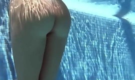 Η διάσημη μαίρη καλίσι ποζάρει κολυμπά γυμνή να ναι κατάλληλη του xxxwater