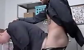 CriminalDick porno - Chris Damn bareback knepper en politi på kontoret