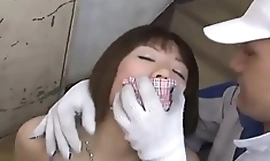 Petite japonesa morena leva bateda por uma máquina de foder