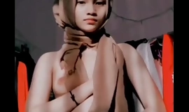 νεαρή κοπέλα με χιτζάμπ δείχνει το όμορφο σώμα και το μουνί της