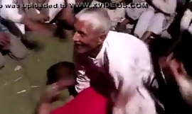 Stary Tharki Baba robi brudny krok z tańczącą dziewczyną Pełna wersja Link darmowe porno lyksoomuporn Fwxm