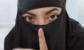 MILF musulmana árabe madrastra amateur monta consolador anal y eyacula en negro niqab hijab en webcam