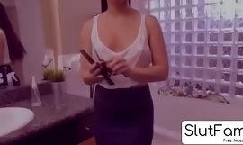 एक हॉट मॉम अपने वंशज के साथ जिस तरह से व्यवहार करती है, वह उसी तरह होता है - एक की उंगलियों पर फ्री मॉम वीडियो SlutFam us