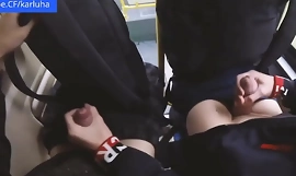 Zwei Kerle wichsen sich öffentlich in einem Stadtbus die Schwänze