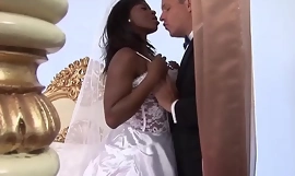 De gedumpte ebony brunette bruid milf met grote tieten is wanhopige interraciale anale seks