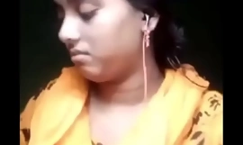 बांग्लादेशी पत्नी उपहार के लिए स्तन दिखा रही है