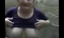 दादी बड़े स्तन दिखाओ