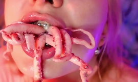 vídeo estranho de comer polvo com fetiche de comida (Arya Grander)