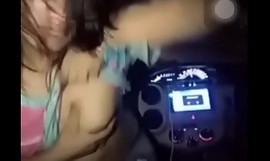Desi boob shtick και χορός στο θέμα του αυτοκινήτου