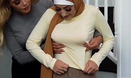 Maagdelijke moslimtiener in hijab ontmaagd door leraar en stiefmoeder