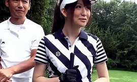 El maestro y otros chicos hablan de una adolescente japonesa con una mamada en una lección de golf