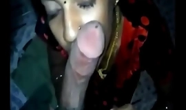 Geile tamil vrouw geeft diepe pijpbeurt