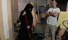लूट का दौरा - अमेरिकी सैनिक निराश अरब लैकी को पसंद करता है