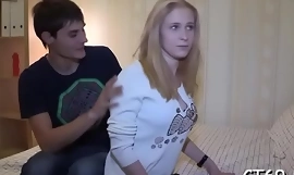 Teen mollycoddle spreidt graag haar tenen om zichzelf te schande te maken terwijl een spel wordt omgezet in fucking actie
