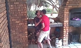 Spionkamera: par fanget i at kneppe på verandaen i naturreservatet