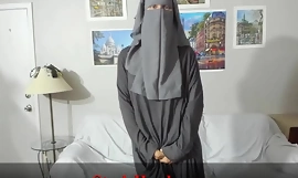 Une jolie musulmane nous presente ses sous-vêtements