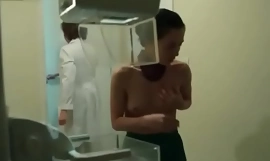 Atriz brasileira tem os seios espremidos para mamografia, autoexame e biópsia