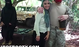 BOOTY의 TOUR - 휴식 시간 동안 사랑스러운 아랍 음모를 얻기 미국 군인