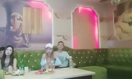 중국어 KTV 변태 섹스 앉아있는 여자 4P
