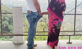 XXX Bengálský hot bhabhi úžasný venkovní sex v růžovém sárí ve všech směrech chytrý zloděj! XXX hindský webový seriál sex Poslední epizoda 2022