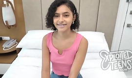 18 år gammal Puerto Rico tonåring med fina bröst och en PLUMP fitta