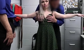 Big Butt Teenie Thief inspecté et baisé - Haley Spades - Teenrobbers sex video