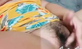 Napalona indyjska ciocia ma identyczne duże piersi i masturbuje się owłosioną cipką przed kamerą - indyjska mgła XXX