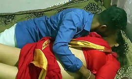 Индијска згодна тетка Милф Мерри Цхристмас даи сек витх вхеел бои! Индијски Божићни секс са црвеним саријем