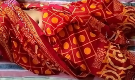 Rode Saree Sonali Bhabi seks door buitengesloten jongen (officiële video door Localsex31)