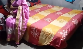 Desi Indian Pink Saree à peine et baise profonde (vidéo officielle par Localsex31)