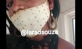 Indická crossdresserová děvka Lara D'Souza v zasmušilém sárí z lycry