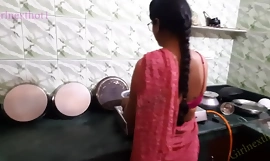 Indijku Bhabi jebao Devar u kuhinji - Bhabi u pregrijanom sariju