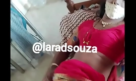 Индийский сексуальный кроссдрессер Lara D'Souza в красном сари