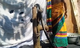 Nachbarschaftscafé, verheiratete Frau, Sex im Bad mit Saree im Freien (offizielles Video von Localsex31)
