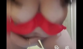 Mătușă indiană sexy dezbrăcând în video imploră