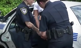 Hånende mund bryst temmelig god politibetjent misbrugte stor dystre væsel ord trafikovertræder