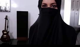 HijabFamily - Арабка Виктория Джун с ее пышной грудью идеальна для сосания членов! В этой части она делает минет от первого лица и трахается с большим членом